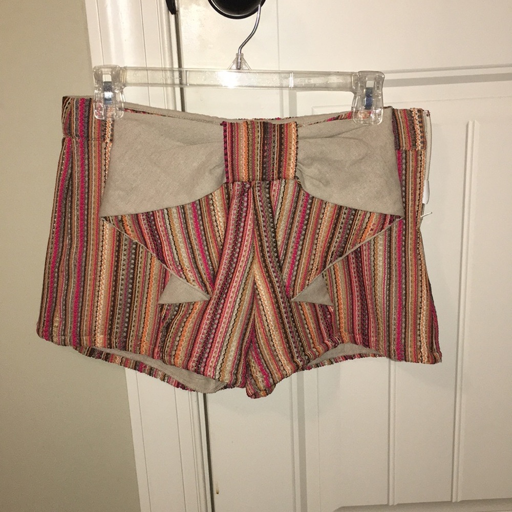 Patterned multicolor shorts with bow